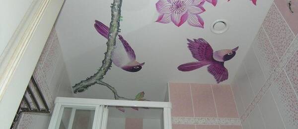 Матовый натяжной потолок с рисунком в ванную